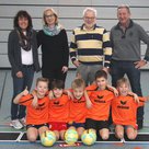 Die Jungs der Sportgruppe Fußball in der Grundschule Niederscheyern freuen sich über die Trainingsmaterialien, die die Sportbeauftragte Birgit Berschick (hinten von links) und Rektorin Sabine Fröhlich von den Fördervereins-Vorständen Robert Schröder und 