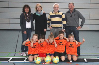 Die Jungs der Sportgruppe Fußball in der Grundschule Niederscheyern freuen sich über die Trainingsmaterialien, die die Sportbeauftragte Birgit Berschick (hinten von links) und Rektorin Sabine Fröhlich von den Fördervereins-Vorständen Robert Schröder und 