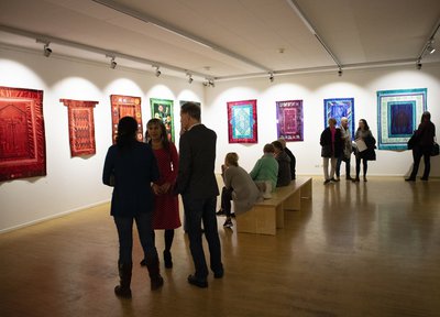 Friederike Bach-Wentzler (2. v. links) im Gespräch mit Besuchern der Vernissage in der Städtischen Galerie