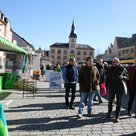 Rundgang der Delegation aus Roth über den Wochenmarkt.