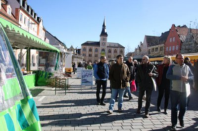 Rundgang der Delegation aus Roth über den Wochenmarkt.