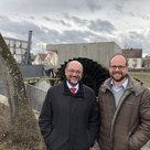 Martin Schulz und Andreas Herschmann vor der Arlmühle, dem Sinnbild für regenerative Energien in Pfaffenhofen, dass von den Stadtwerken betrieben wird. (v.l.n.r.)