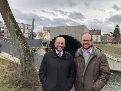 Martin Schulz und Andreas Herschmann vor der Arlmühle, dem Sinnbild für regenerative Energien in Pfaffenhofen, dass von den Stadtwerken betrieben wird. (v.l.n.r.)