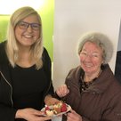 Eine kleine Überraschung. Sandra Lehmair vom Kundencenter der Stadtwerke freut sich über selbstgebastelte Ostergrüße von Elisabeth Leußer.