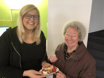 Eine kleine Überraschung. Sandra Lehmair vom Kundencenter der Stadtwerke freut sich über selbstgebastelte Ostergrüße von Elisabeth Leußer.