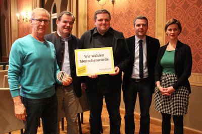 Sie wählen Menschenwürde (von links): Dritter Bürgermeister Roland Dörfler, Zweiter Bürgermeister Albert Gürtner, Journalist Thomas Witzgall, Bürgermeister Thomas Herker, Anna-Lena Koschig von der Friedrich-Ebert-Stiftung.