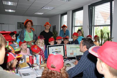 Bei der Ferienbetreuung 2018 war für die Pfaffenhofener „Sommerkids“ viel Spaß und Abwechslung geboten. Auch ein Besuch bei Bürgermeister Thomas Herker stand auf dem Programm.