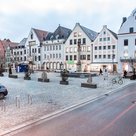 So soll der Bereich um die Mariensäule künftig aussehen: Statt parkender Autos schaffen Sitzbänke und Pflanztröge mehr Aufenthaltsqualität.