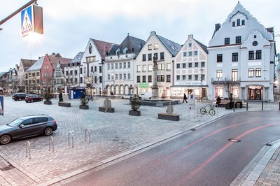 So soll der Bereich um die Mariensäule künftig aussehen: Statt parkender Autos schaffen Sitzbänke und Pflanztröge mehr Aufenthaltsqualität.