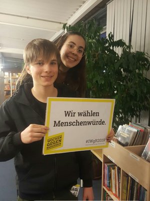 Julian Fuchs (3. Vorstand Jupa) und Maria Cabras (1. Vorsitzende Jupa) beim Poetry Slam in der Kreisbücherei Pfaffenhofen
﻿