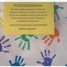 Viele bunte Hände auf Plakaten, zieren den Eingangsbereich der Kindertagesstätte!