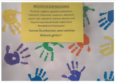 Viele bunte Hände auf Plakaten, zieren den Eingangsbereich der Kindertagesstätte!