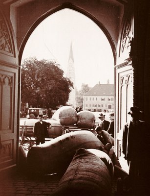 Mitarbeiter der Stadt bei der Hopfenabwaage im Rathaus (um 1930)