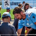 Löwenprofi Jan Mauersberger gibt den Teilnehmern der Löwen-Fußballcamps
gerne Autogramme und steht für Fotos zur Verfügung.