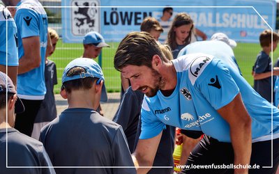 Löwenprofi Jan Mauersberger gibt den Teilnehmern der Löwen-Fußballcamps
gerne Autogramme und steht für Fotos zur Verfügung.