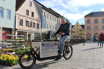 Lasten-E-Bikes sind „in“ und für den Transport kleiner Kinder ebenso praktisch wie zum Einkaufen. Auch als Lieferfahrzeug sind sie im Einsatz – hier z. B.  beim WSP-Lieferservice für den Pfaffenhofener online-Marktplatz „besser daheim“.