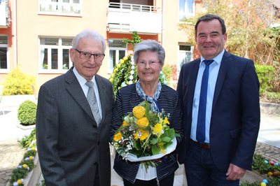 Erika und Klaus Thalmeier freuten sich über viele Glückwünsche zu ihrer Diamantenen Hochzeit. Im Namen der Stadt Pfaffenhofen gratulierte Zweiter Bürgermeister Albert Gürtner (rechts).