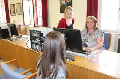 Im Wahlbüro im Pfaffenhofener Rathaus beginnt jetzt die Briefwahl. Im Bild die städtischen Mitarbeiterinnen Petra Stimpel (links) und Renate Seger.