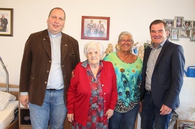 Frieda Peller (2. v. links) an ihrem 95. Geburtstag mit ihrer Tochter Erika Brenner, Pfarrer Joachim Kunz (links) und Zweitem Bürgermeister Albert Gürtner