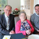 Glückwünsche für Anna Schaller gab es an ihrem 100. Geburtstag von Bürgermeister Thomas Herker (rechts) und dem stellvertretenden Landrat Anton Westner.