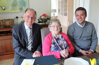 Glückwünsche für Anna Schaller gab es an ihrem 100. Geburtstag von Bürgermeister Thomas Herker (rechts) und dem stellvertretenden Landrat Anton Westner.