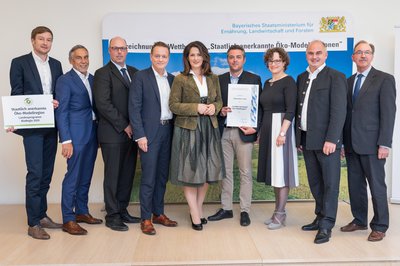 Bei der Auszeichnung der Öko-Modellregion „Pfaffenhofener Land“ (von links): der Pfaffenhofener Nachhaltigkeitsmanager Dr. Peter Stapel, Joseph Amberger, Projektleiter der Bodenallianz, Wolfgang Hagl, 2. Bürgermeister von Hettenshausen, Karl Straub MdL, Staatsministerin Michaela Kaniber, Pfaffenhofens Bürgermeister Thomas Herker, Brigitte Wallner, 2. Bürgermeisterin von Ilmmünster, Manfred Sterz, Bürgermeister von Scheyern, Peter Selz, Leiter des Amtes für Ländliche Entwicklung Oberbayern.