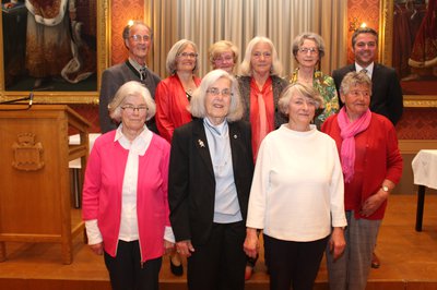 Alle Geehrten mit dem Bürgermeister (vorne v. links): Lieselotte Stiller, Helga Inderwies, Helga John, Christl Maucher und (hinten v. links) Hermann Heubeck, Ruth Manthey, Marianne Mentrup, Heidrun Schäfer, Agnes Löwenhag und Thomas Herker.