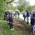 Die Kinder aus der Grundschule Niederscheyern und der Adolf-Rebl-Schule bereiten das Beet vor, um eine Bienenweide anzusäen.