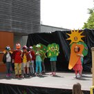 Foto
Theaterstück der Kindergartenkinder „Die Drachengeschichte - Entstehung der Kita Burzlbaam aus der Sicht der Drachen“. Für das leibliche Wohl sorgten ein Foodtruck, ein Eiswagen und es gab ein reichhaltiges Kuchenbuffet.