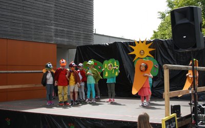 Foto
Theaterstück der Kindergartenkinder „Die Drachengeschichte - Entstehung der Kita Burzlbaam aus der Sicht der Drachen“. Für das leibliche Wohl sorgten ein Foodtruck, ein Eiswagen und es gab ein reichhaltiges Kuchenbuffet.