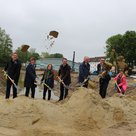 Der offizielle Erste Spatenstich fürs neue Hallenbad ist gemacht. 
Im Bild von links: Vorsitzender der Wasserwacht Hans Postel, Geschäftsführer der Bäder GmbH Stefan Satzger, Schwimmbad-Referentin Brigitte Axthammer, eine Schülerin der Realschule, Bürgermeister Thomas Herker, der stellvertretende Landrat Anton Westner, Architekt Thomas Kalman und zwei Schüler der Grund- und Mittelschule