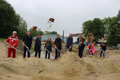 Der offizielle Erste Spatenstich fürs neue Hallenbad ist gemacht. 
Im Bild von links: Vorsitzender der Wasserwacht Hans Postel, Geschäftsführer der Bäder GmbH Stefan Satzger, Schwimmbad-Referentin Brigitte Axthammer, eine Schülerin der Realschule, Bürgermeister Thomas Herker, der stellvertretende Landrat Anton Westner, Architekt Thomas Kalman und zwei Schüler der Grund- und Mittelschule