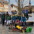 Das Team Stadtgrün der Stadtwerke bei einer Pflanzaktion auf dem Hauptplatz