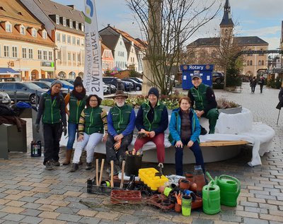 Das Team Stadtgrün der Stadtwerke bei einer Pflanzaktion auf dem Hauptplatz