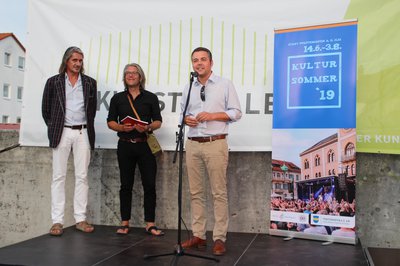 Bürgemeister Thomas Herker (rechts) eröffnete zusammen mit Kulturreferent Steffen Kopetzky (Mitte) und dem Künstler Norbert Käs den Pfaffenhofener Kultursommer 2019.