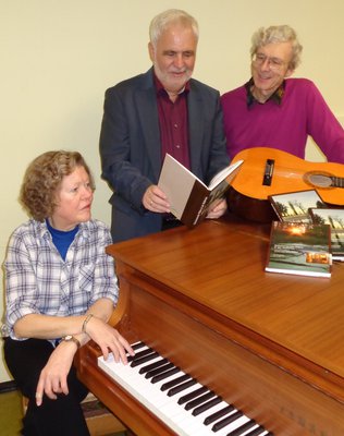 Heimatforscher Reinhard Haiplik mit den Musikern Günter Hausner und Claudia Fabian