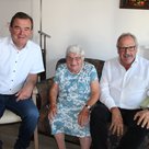 Rosa Pasewald an ihrem 95. Geburtstag mit dem Zweiten Bürgermeister Albert Gürtner (links) und Landrats-Stellvertreter Josef Finkenzeller