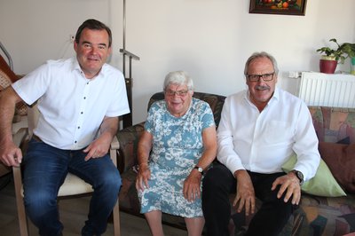 Rosa Pasewald an ihrem 95. Geburtstag mit dem Zweiten Bürgermeister Albert Gürtner (links) und Landrats-Stellvertreter Josef Finkenzeller