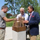 Bürgermeister Thomas Herker, Stadtrat Reinhard Haiplik und der Türkische Generalkonsul Mehmet Günay (von links) an der Friedensstele im Bürgerpark.