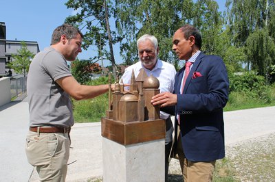 Bürgermeister Thomas Herker, Stadtrat Reinhard Haiplik und der Türkische Generalkonsul Mehmet Günay (von links) an der Friedensstele im Bürgerpark.