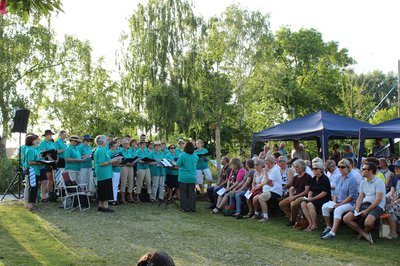 Der Chor der Liedertafel Pfaffenhofen sang – teils zusammen mit den Besuchern – beim Friedensgebet im Bürgerpark.