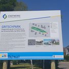 Das Schild am Gritschpark steht bereits. Ab 08. Juli sollen die Arbeiten beginnen.