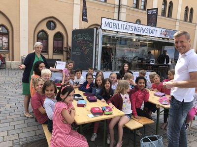 Mobilität der Zukunft: Die Ideen der Schülerinnen und Schüler der 1. und 2. Klasse der Joseph-Maria-Lutz Schule sprudelten nur so. Beim Thema Mobilität und was man alles verbessern kann, waren die jungen Pfaffenhofener mit Feuereifer dabei.