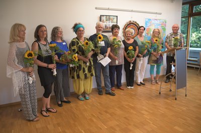 Die Mitglieder des Kunstkreises Pfaffenhofen bei der Vorstellung während der Vernissage