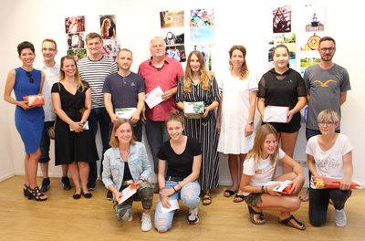 Die Gewinner der Fotogehgrafie 2019 mit Jugendreferentin Julia Spitzenberger (stehend, 3. v. rechts) und Stadtjugendpfleger Matthias Stadler (rechts)