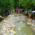 Taufe der Tiertränke mit mitgebrachten Wasserspenden