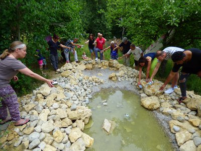 Taufe der Tiertränke mit mitgebrachten Wasserspenden