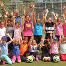 19 Mädchen nahmen am "Tag des Mädchenfußballs" teil; auf dem Foto neben den Teilnehmerinnen: die Trainer Dilay Can (links) und Heiner Bosse (rechts) sowie Peter Oberndorfer vom Förderverein (Mitte)