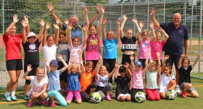 19 Mädchen nahmen am "Tag des Mädchenfußballs" teil; auf dem Foto neben den Teilnehmerinnen: die Trainer Dilay Can (links) und Heiner Bosse (rechts) sowie Peter Oberndorfer vom Förderverein (Mitte)