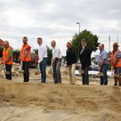 Spatenstich am künftigen Kreisverkehr mit Stephan Blauth(5. v. links), dem Leiter des Staatlichen Bauamts Ingolstadt, und seinen Mitarbeitern sowie Vertretern der Baufirma Schelle, Landrat Martin Wolf (4. v. rechts), Pfaffenhofens Drittem Bürgermeister Roland Dörfler (5. v. rechts) und dem Landtagsabgeordneten Karl Straub (4. v. links).